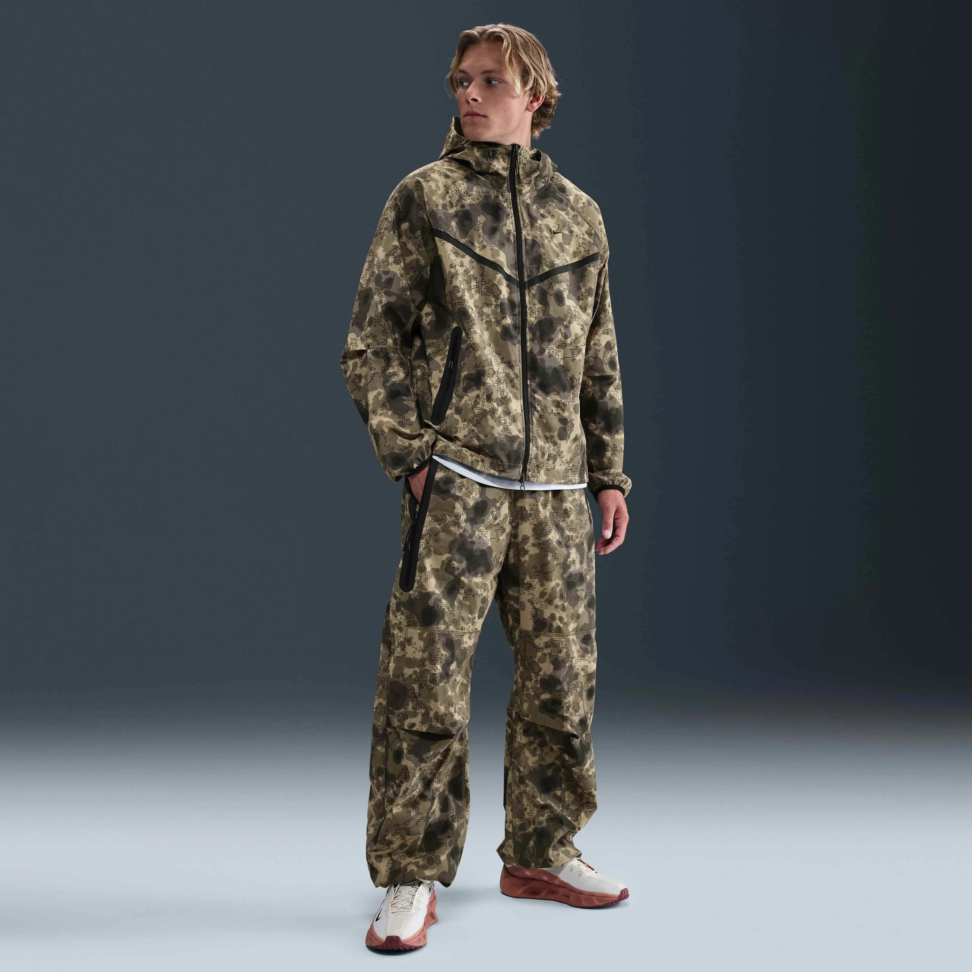 شلوار مردانه نایکی تک Dri-FIT با طرح استتار و فیت آزاد