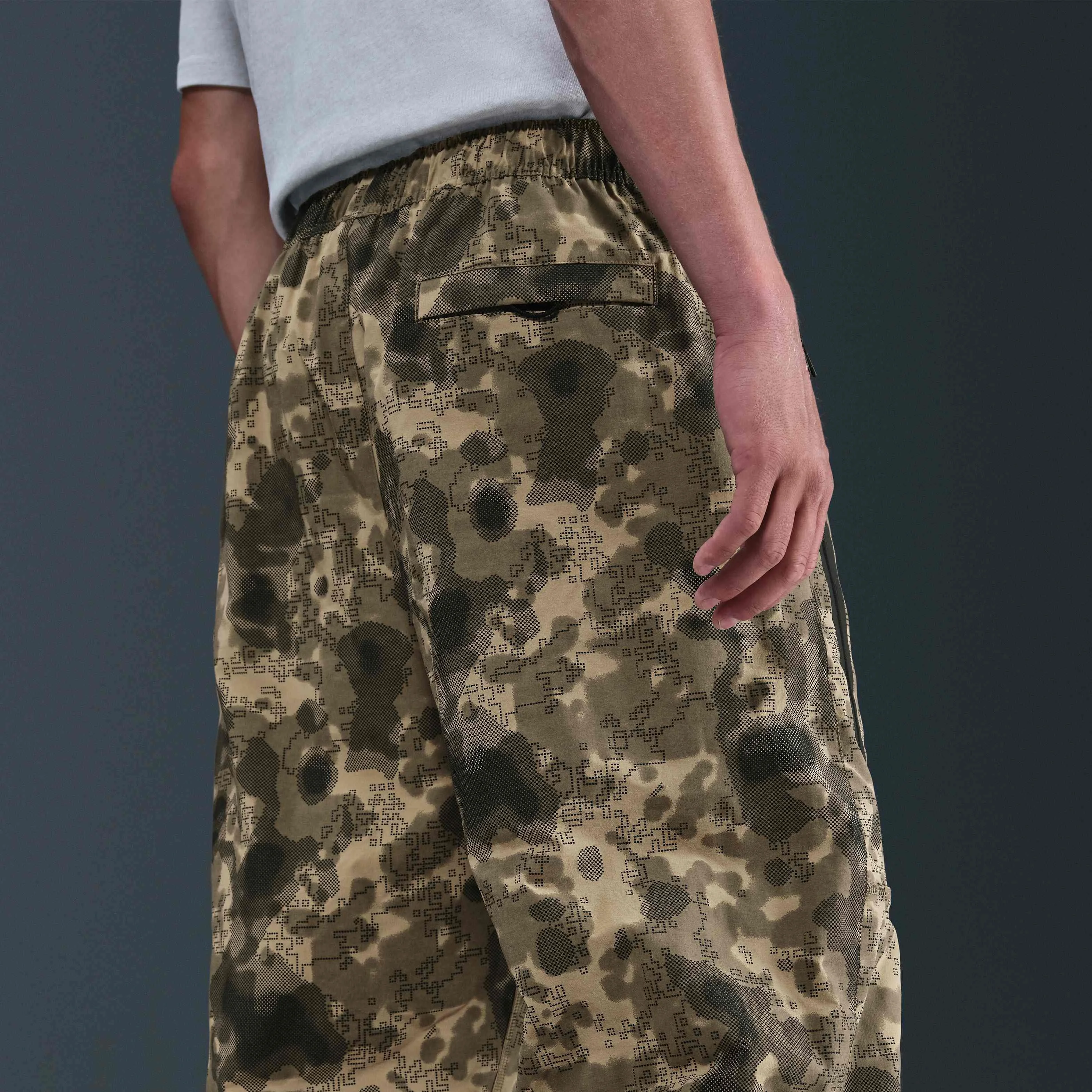 شلوار مردانه نایکی تک Dri-FIT با طرح استتار و فیت آزاد