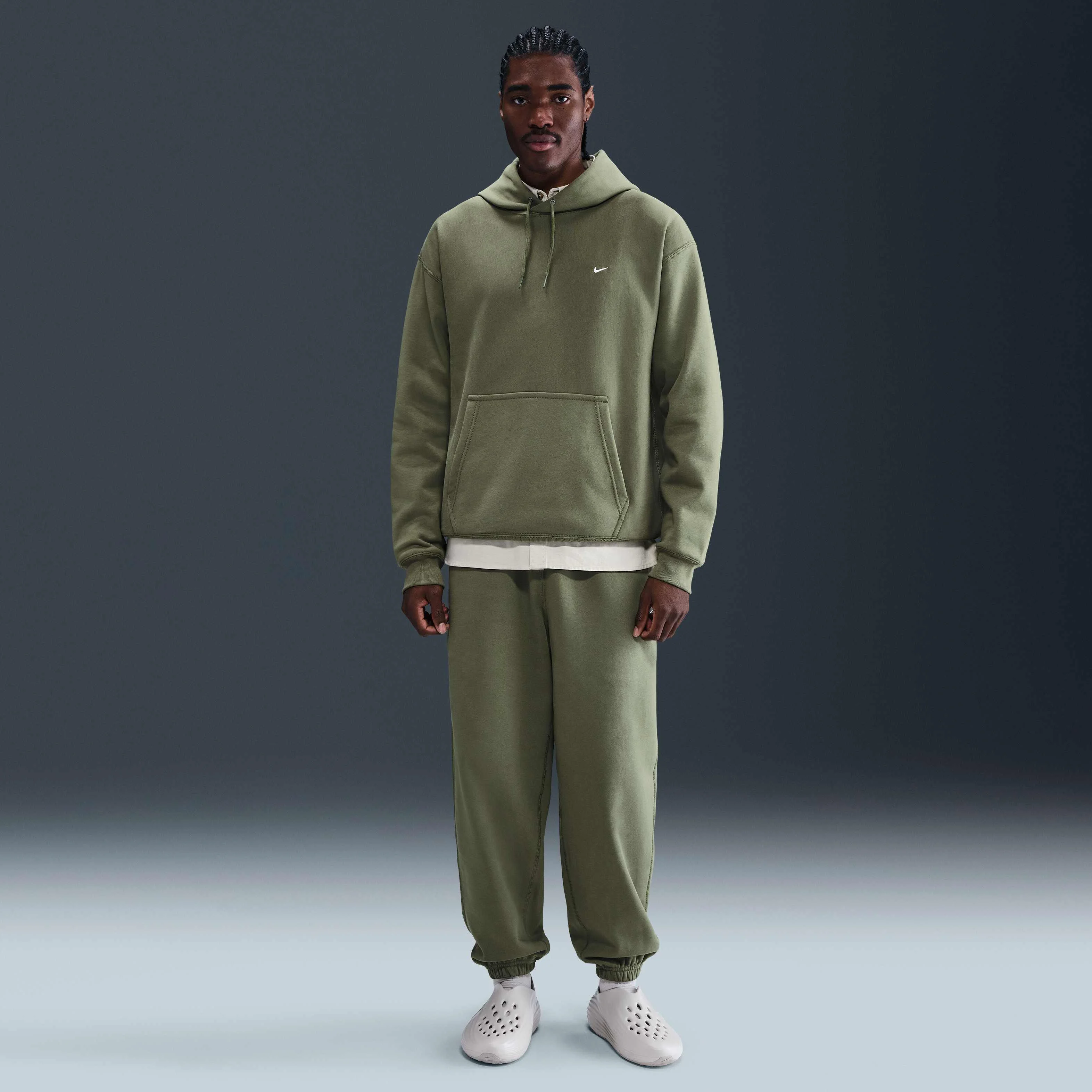 شلوار پشمی مردانه نایک Solo Swoosh با مچ های کشی - زیتونی مدیوم/زیتونی مدیوم/سفید