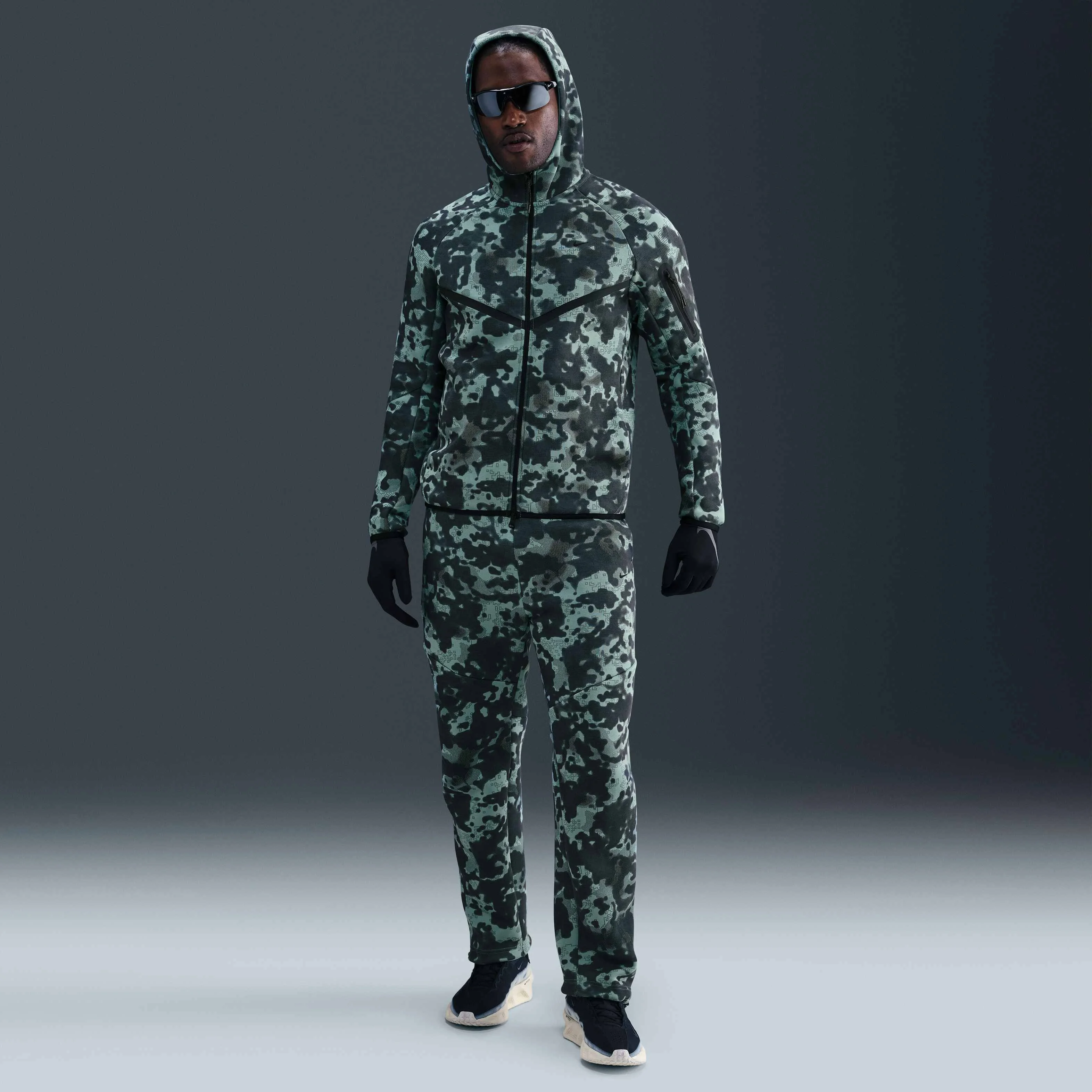 ژاکت ورزشی مردانه نایک Tech مدل Windrunner با زیپ کامل و طرح استتار