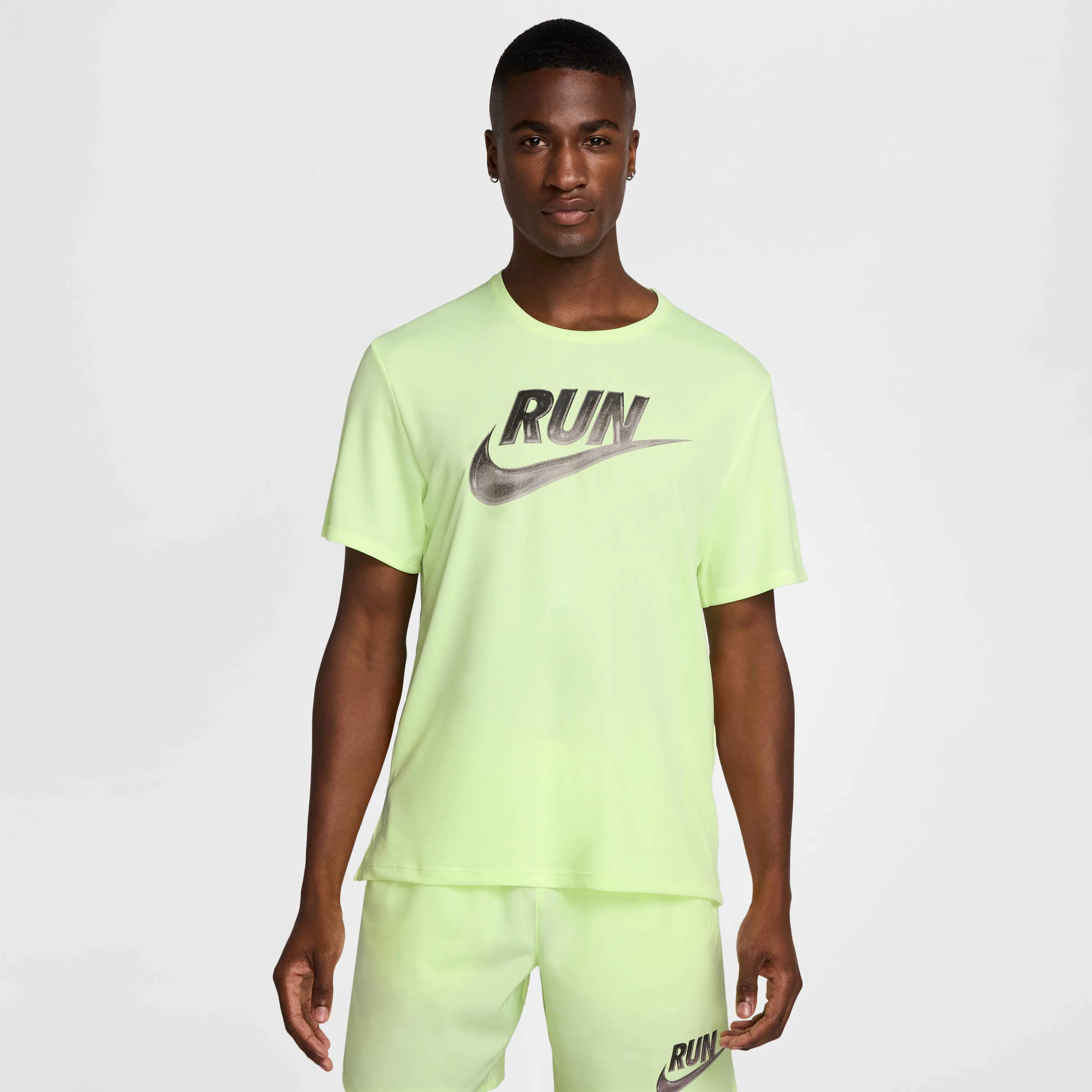 تی شرت آستین کوتاه مردانه نایکی مدل Miler Run Energy با تکنولوژی Dri-FIT مناسب دویدن