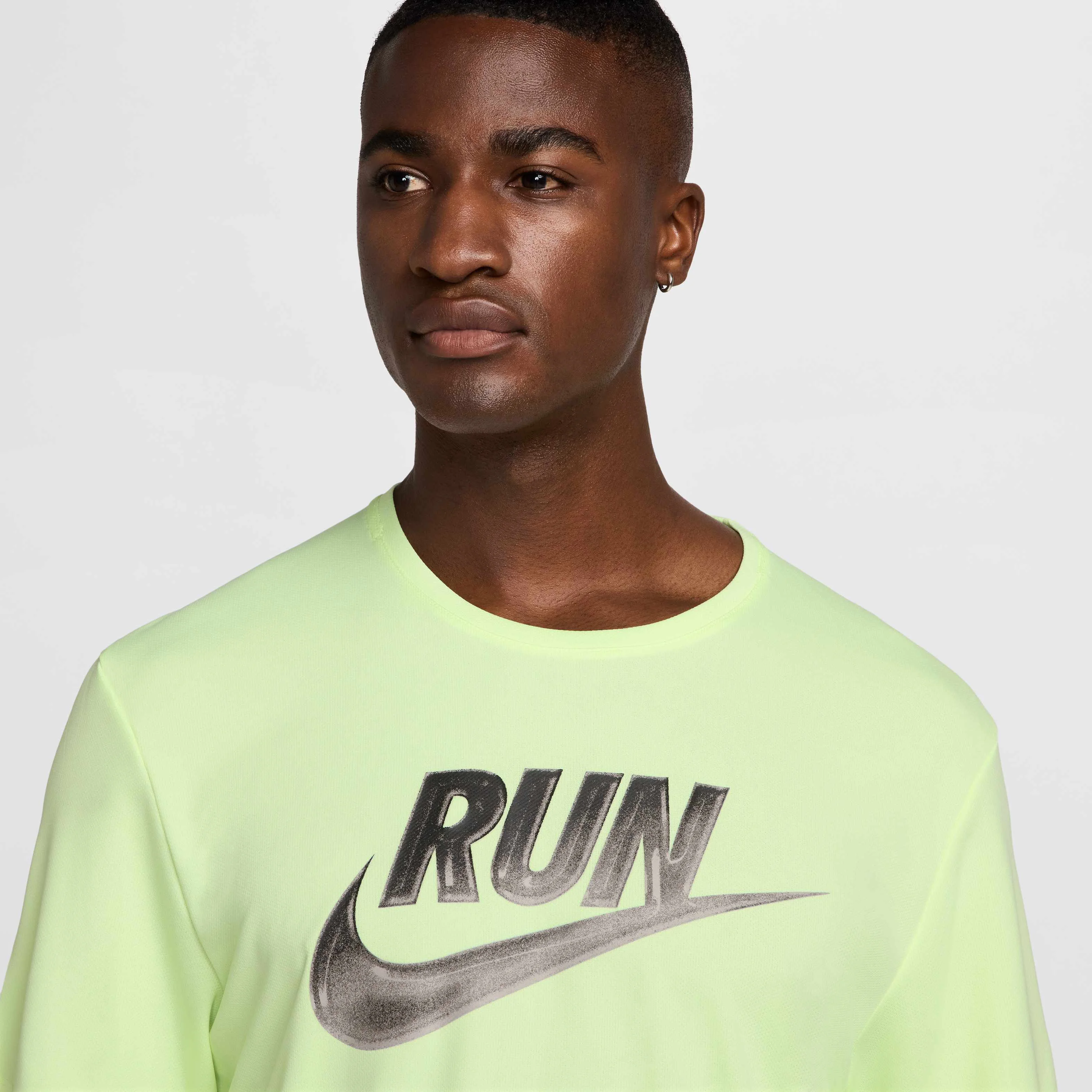 تی شرت آستین کوتاه مردانه نایکی مدل Miler Run Energy با تکنولوژی Dri-FIT مناسب دویدن