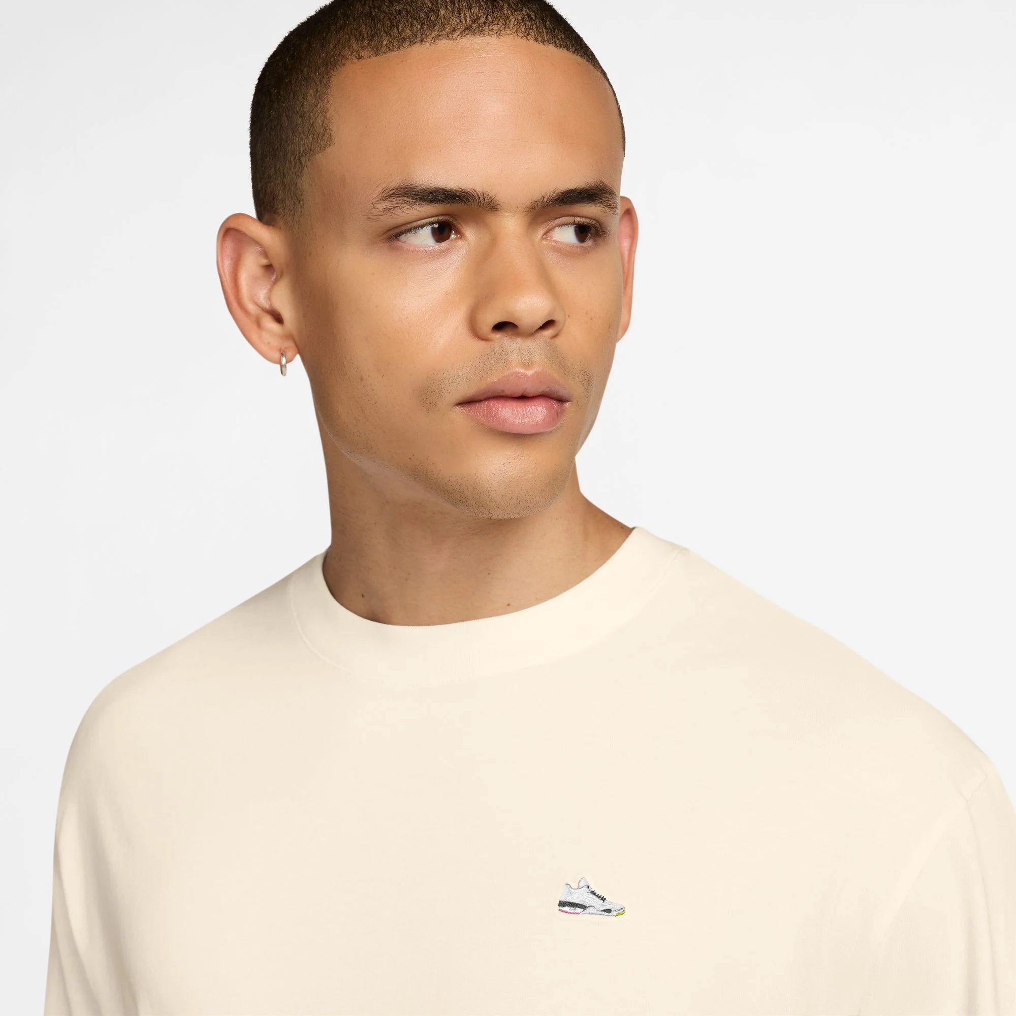 تی شرت مردانه جردن با طرح وصله کفش ورزشی