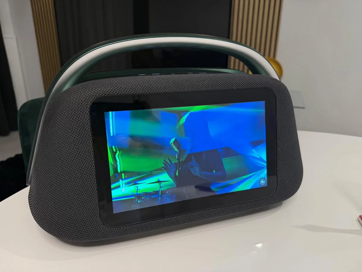 اسپیکر بومباکس هوشمند سولاریس با صفحه لمسی 10.1 اینچی HD، صدای 80 واتی، بلوتوث 5.3، اندروید 13، ورودی HDMI و گیتار، اسپیکر قابل حمل با پشتیبانی از میکروفون، باتری 8000 میلی آمپری برای استفاده در داخل و خارج از خانه