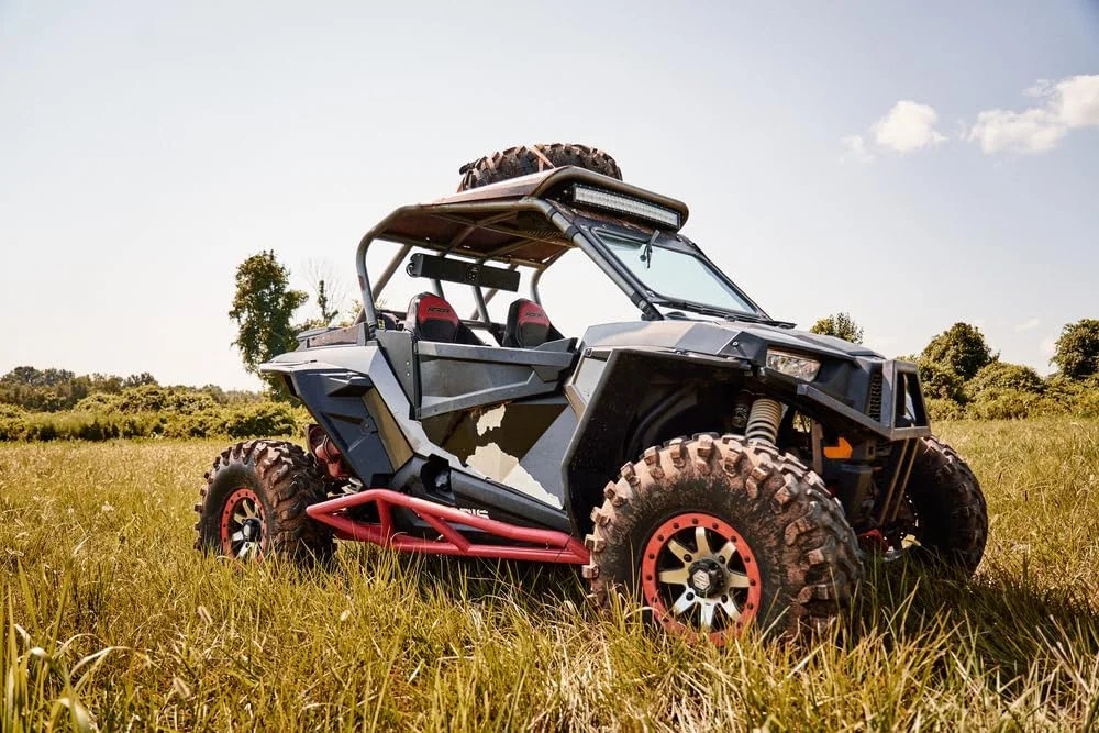 بلوا BASB26v2 ساندبار بلوتوثی ضد آب 26 اینچی 500 واتی تقویت شده برای UTV/ATV/SxS/خودروی گلف، 6 بلندگو، کنترل از راه دور، اکولایزر از پیش تنظیم شده، مناسب برای رول بارهای 1.5 تا 2 اینچی