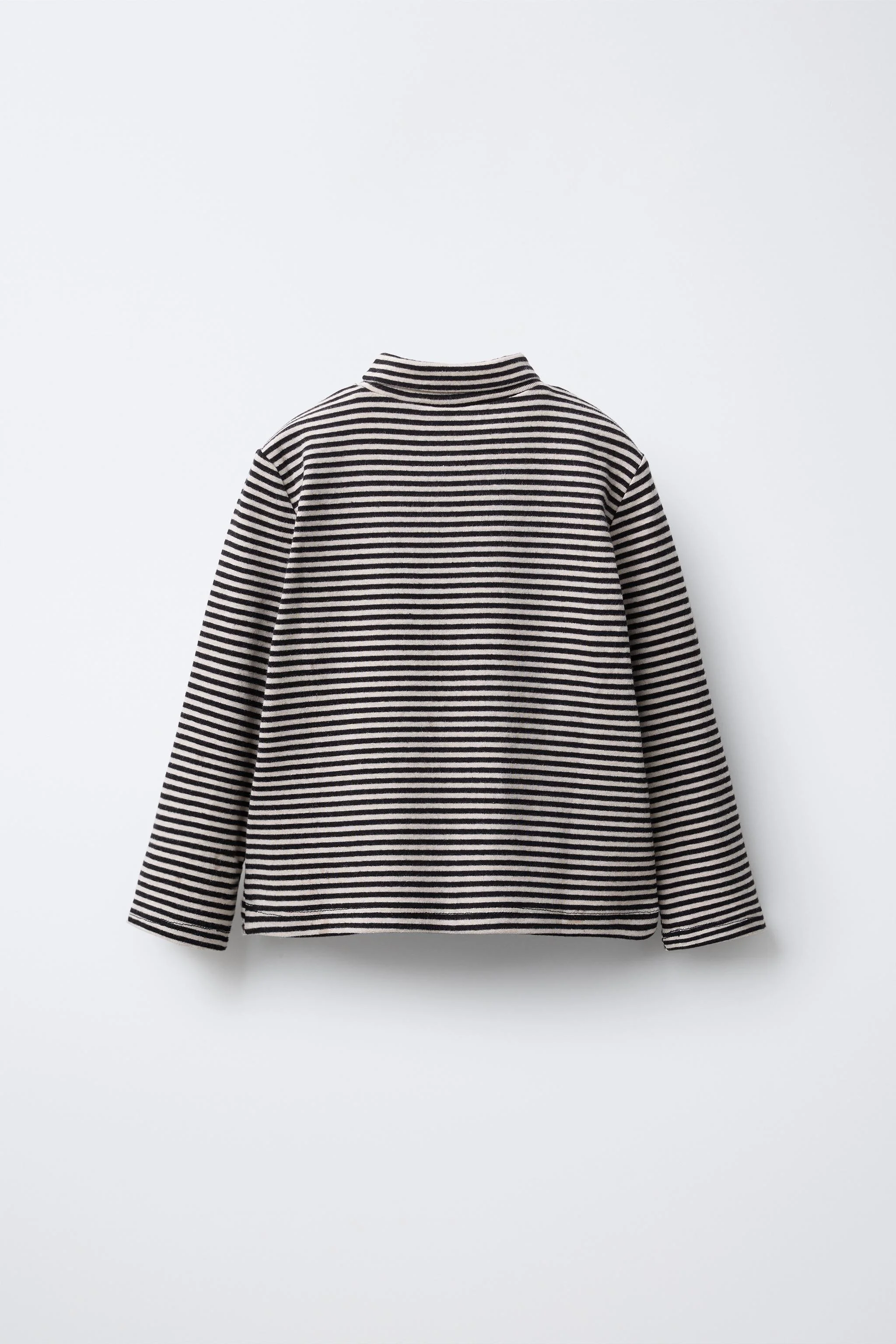 تی شرت یقه اسکی آستین بلند. ساخته شده از پارچه 96% پنبه.