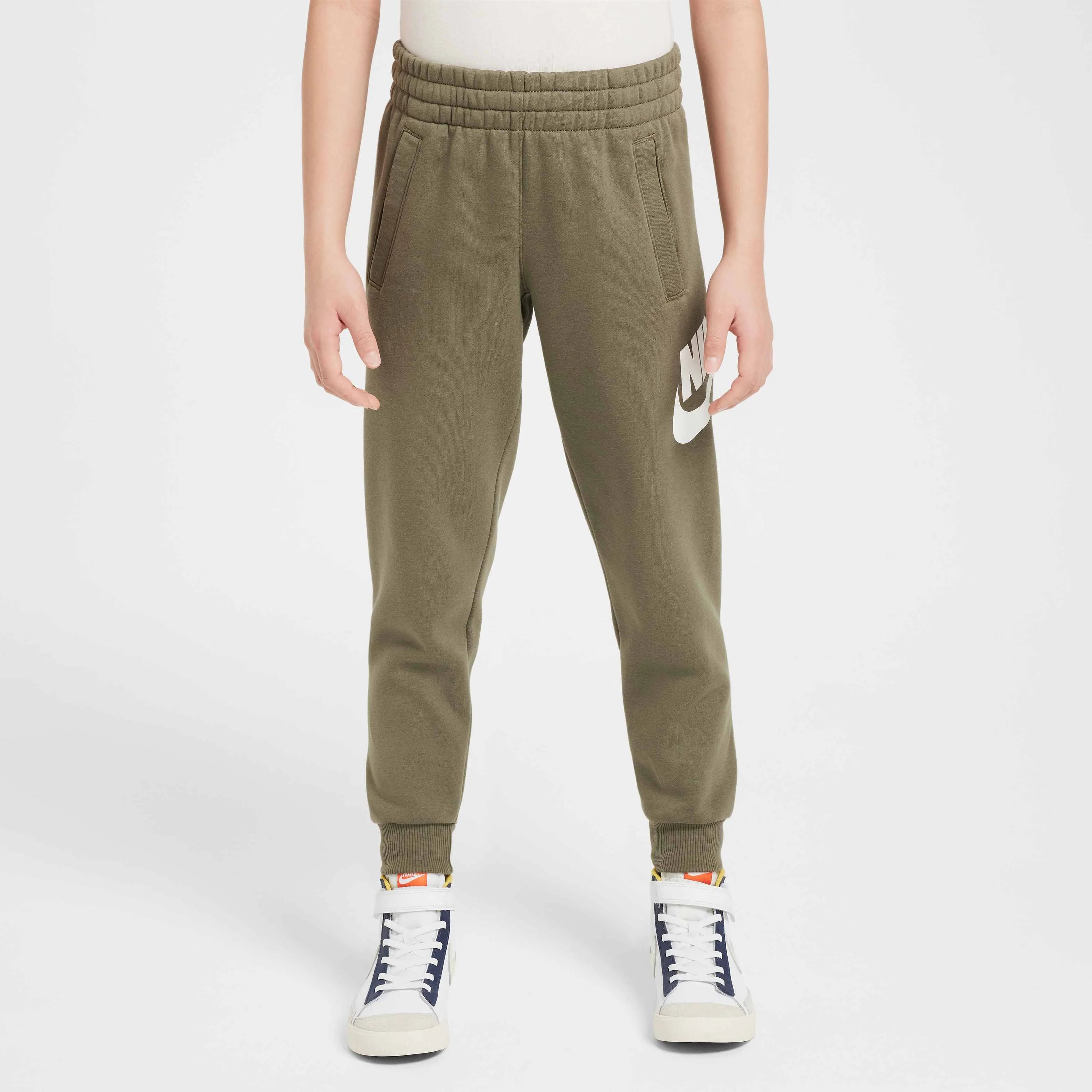 شلوار ورزشی پشمی نایک مدل Club Fleece مناسب برای نوجوانان - زیتونی مدیوم/سفید