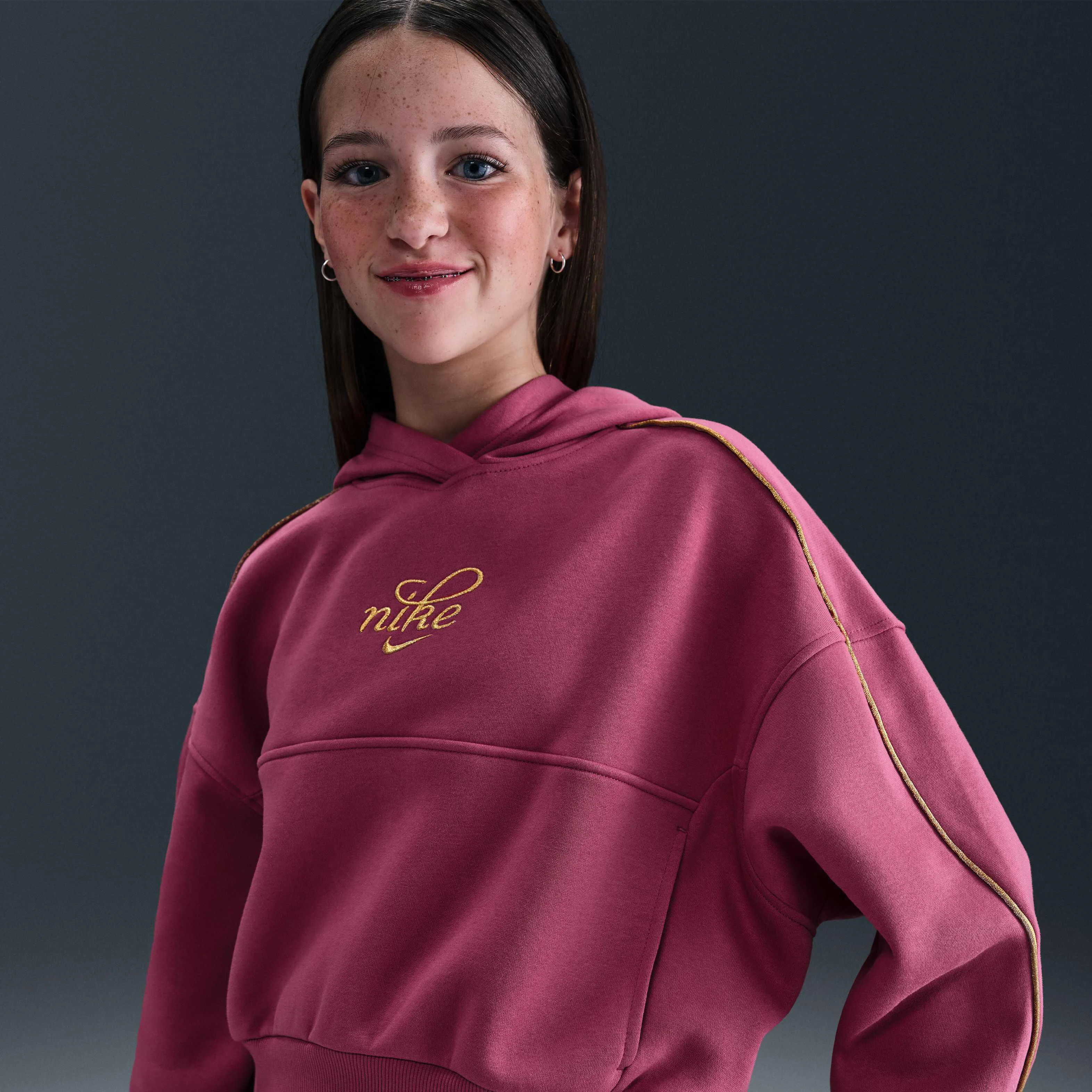 هودی جعبه‌ای پشمی ورزشی نایکی اسپرتس ویر کلوپ مناسب نوجوانان (دخترانه) - رنگ چغندرقند شیرین/طلایی متالیک