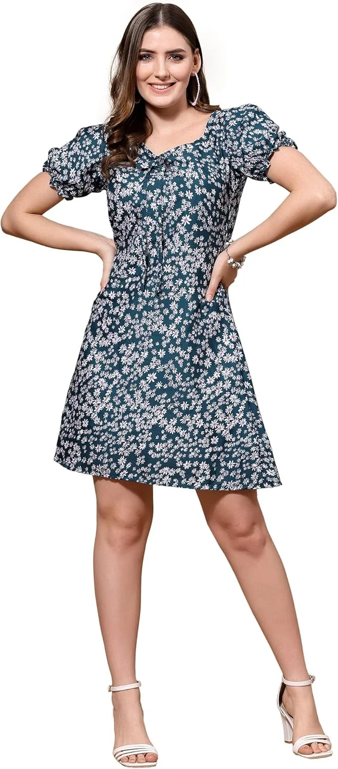 لباس کوتاه زنانه با طرح غربی و مدرن، تهیه شده از پارچه کرپ، یقه U شکل و آستین پفی