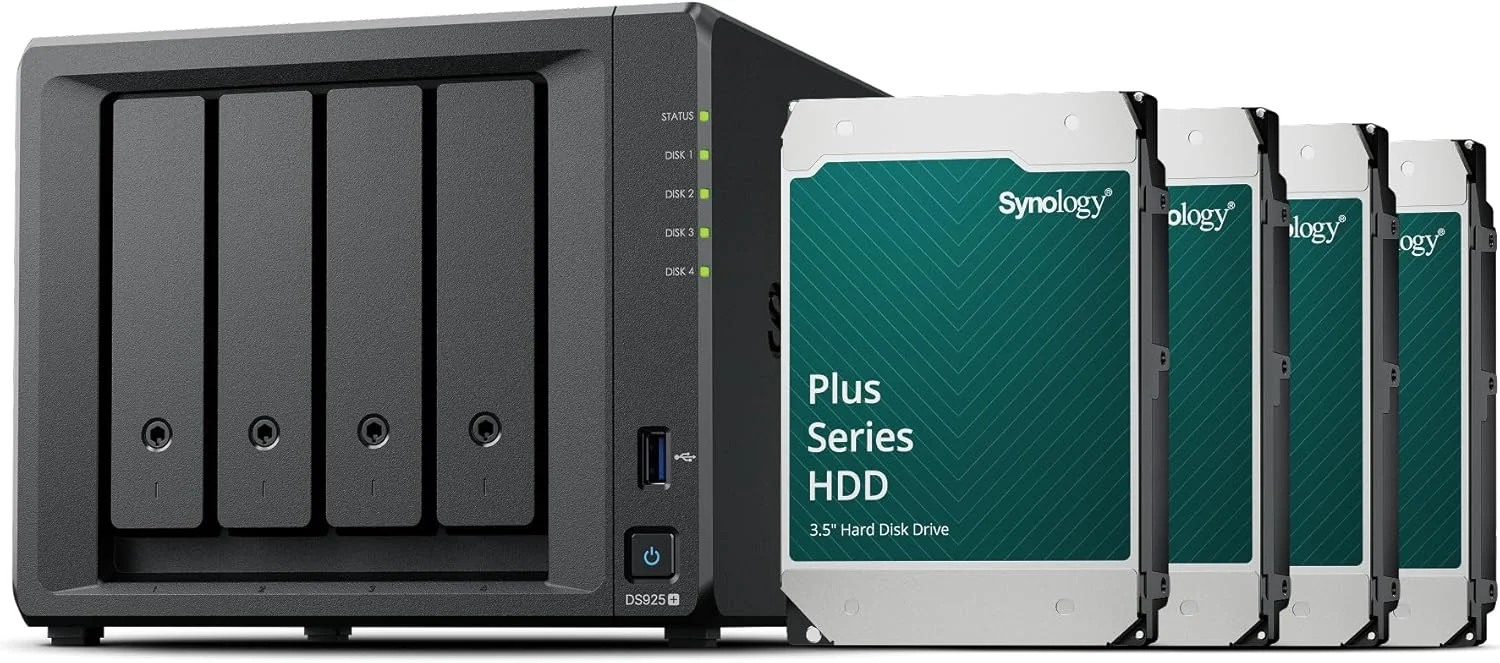 دستگاه ذخیره ساز تحت شبکه 4-Bay سینولوژی DS925+ (پردازنده AMD Ryzen Embedded V1500B چهار هسته ای، 4 گیگابایت رم، 2 پورت RJ-45 1GbE LAN)، باندل 16 ترابایتی با 4 عدد HAT3300-4T