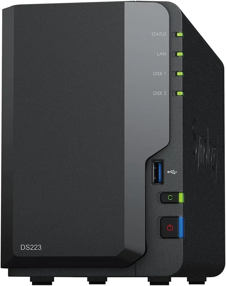 ذخیره ساز تحت شبکه 2 بی Synology DS223 Diskstation (پردازنده چهارهسته ای Realtek RTD1619B با 2 گیگابایت رم، 1 پورت RJ-45 1GbE LAN) به همراه 2 عدد هارد 4 ترابایتی WD Red Plus (در مجموع 8 ترابایت)