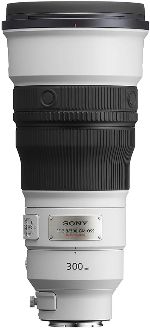 لنز سونی FE 300mm f/2.8 GM OSS، به همراه کیف لنز، قلم تمیز کننده لنز، پوشش باران، بند درب لنز و پارچه تمیز کننده