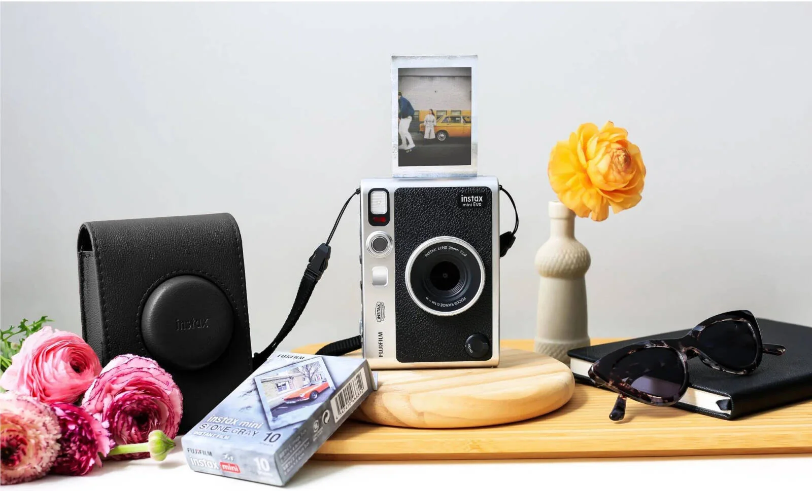 دوربین عکاسی فوری هیبریدی FUJIFILM instax mini Evo، سنسور CMOS 1/5 اینچی، فیلتر رنگ اصلی، 100 گزینه افکت، آینه سلفی داخلی، سبک آنالوگ، 10 فیلم، کیف محافظ، مشکی | 4902520844811
