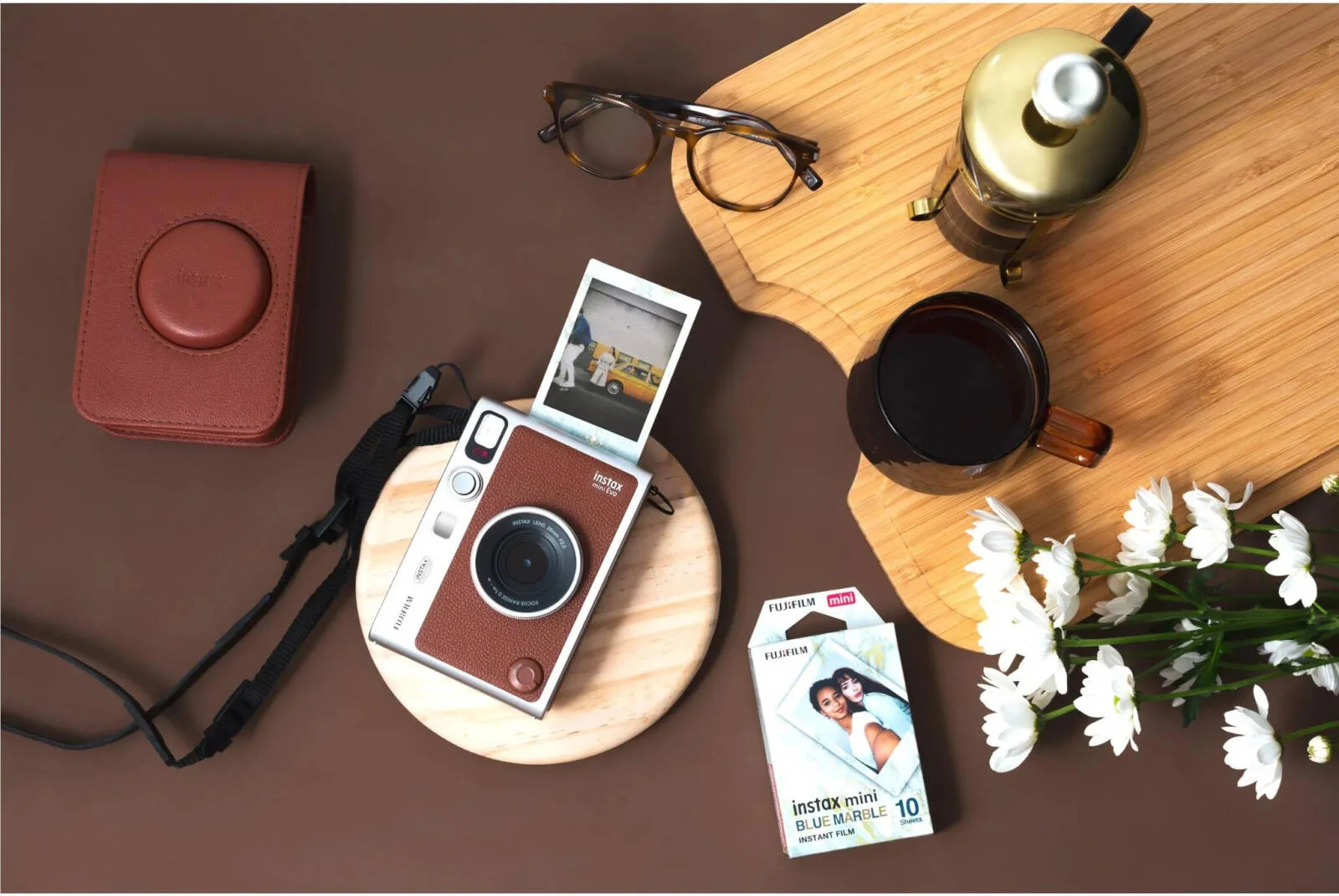 دوربین عکاسی فوری هیبریدی FUJIFILM instax mini Evo، سنسور CMOS 1/5 اینچی، فیلتر رنگ اصلی، 100 گزینه افکت، آینه سلفی داخلی، سبک آنالوگ، 10 فیلم، کیف محافظ، قهوه ای | 4902520864093