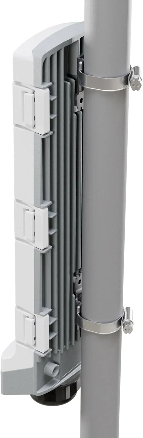 سوئیچ 6 پورت بیرونی MikroTik CSS606-1G-2Gi-3S+Out، دارای 1 پورت گیگابیتی اترنت، 2 پورت ترکیبی گیگابیتی، 3 پورت 10G SFP+، خنک کننده غیرفعال، محفظه ضد آب