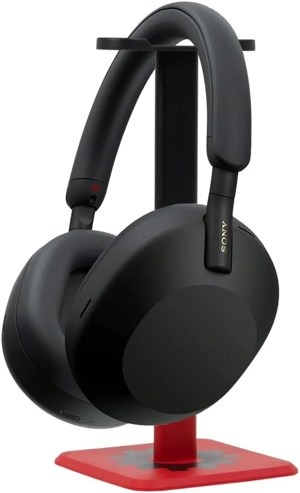 هدفون حذف نویز ممتاز سونی WH-1000XM5، بهینه ساز خودکار NC، باتری 30 ساعته، کنترل صوتی الکسا، بسته مشکی با پایه هدفون صوتی Deco Gear Pro به رنگ مشکی/قرمز مات