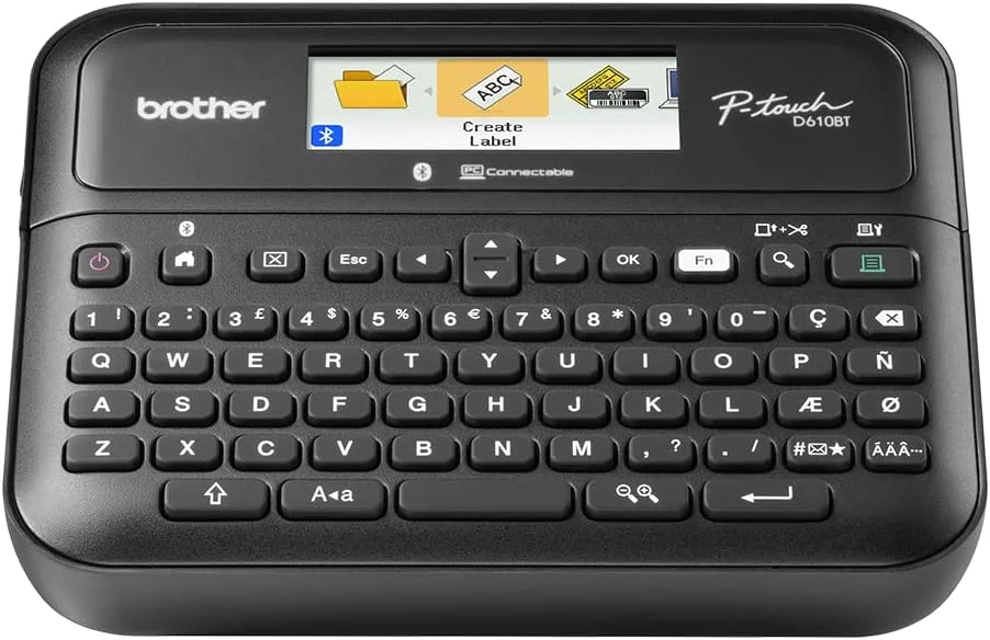 چاپگر لیبل رومیزی چند منظوره Brother PT-D610BT | لیبل زن رومیزی P-Touch | صفحه کلید QWERTY | لیبل های بسیار بادوام تا عرض 24 میلی متر، دوشاخه UK