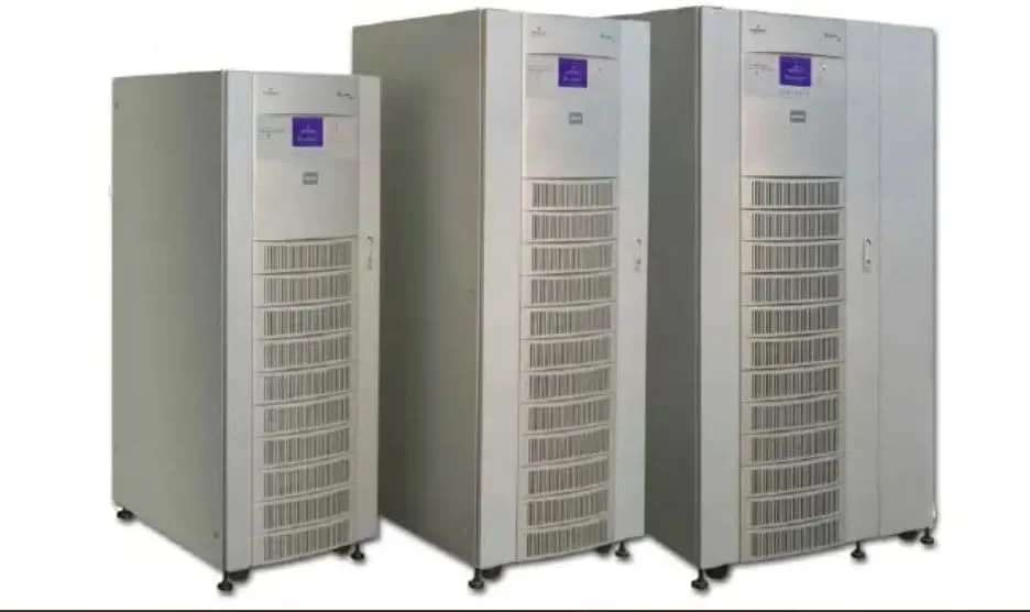 سیستم برق اضطراری NX™ با توان 200kVA، کابینت تاور خاکستری روشن، 400 ولت 50/60 هرتز، حفاظت از توان برای کسب و کارهای حیاتی، مدل NXA0A0200U، با پنل نمایشگر LCD و رابط شبکه