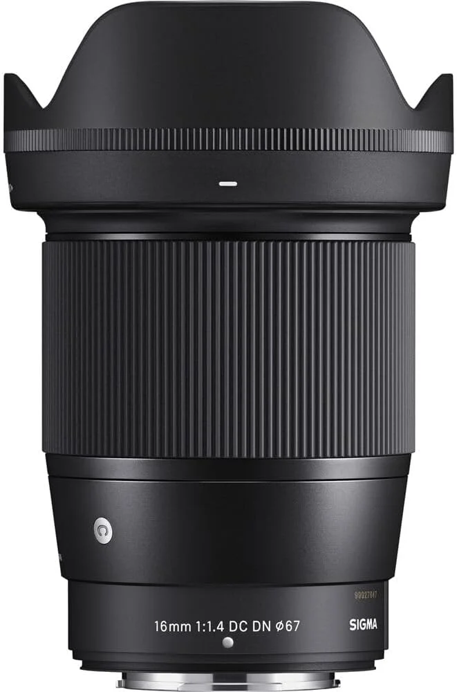 لنز سیگما 16mm f/1.4 DC DN Contemporary برای فوجی‌فیلم X (402957) همراه با: هود لنز، کیت فیلتر 3 تکه، درپوش‌های جلو و عقب لنز، کیت کامل تمیز کننده، نگهدارنده درپوش لنز - تصویر 2