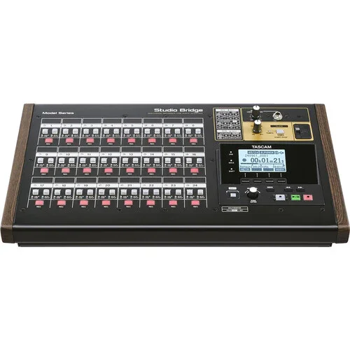 پل استودیویی 24 کاناله TASCAM، ضبط کننده و رابط صوتی/MIDI USB-B